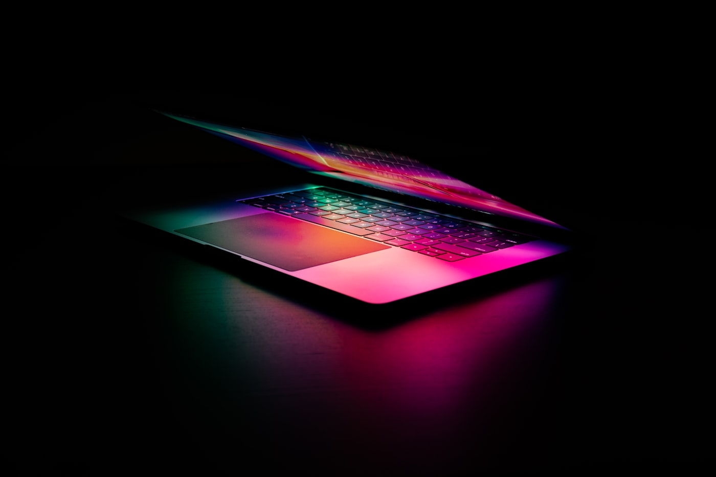 Switch di rete con cavi colorati collegati