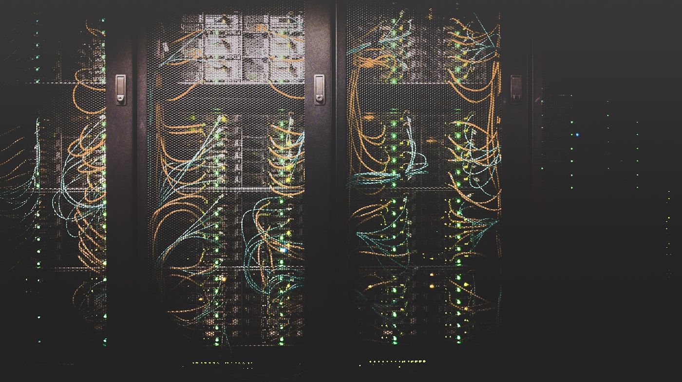 Sala server con rack illuminati di blu