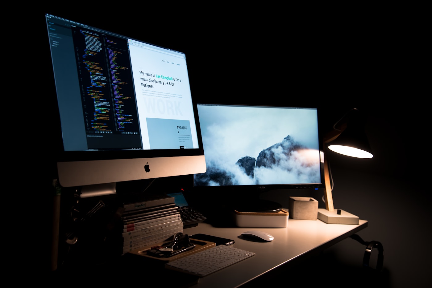 Designer al lavoro su sito web e laptop